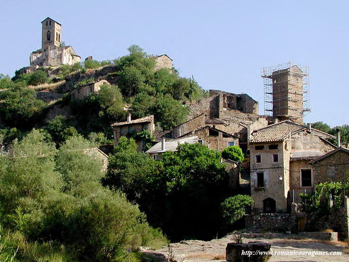 LA IGLESIA DE BALD&Oacute;S CORONANDO EL CASER&Iacute;O